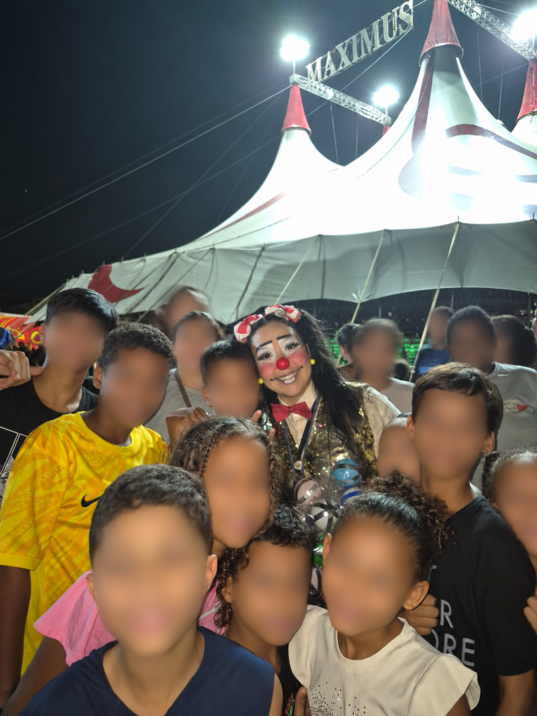 Grupo de crianças e voluntária em uma festa