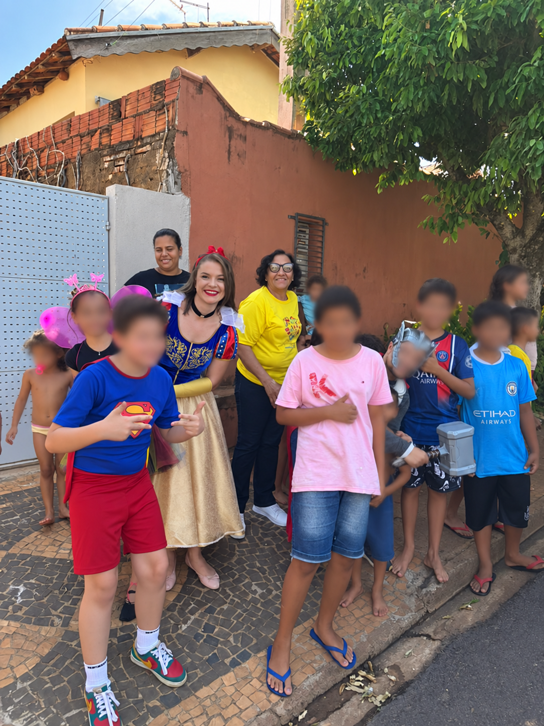 Voluntárias e crianças reunidas em uma ação