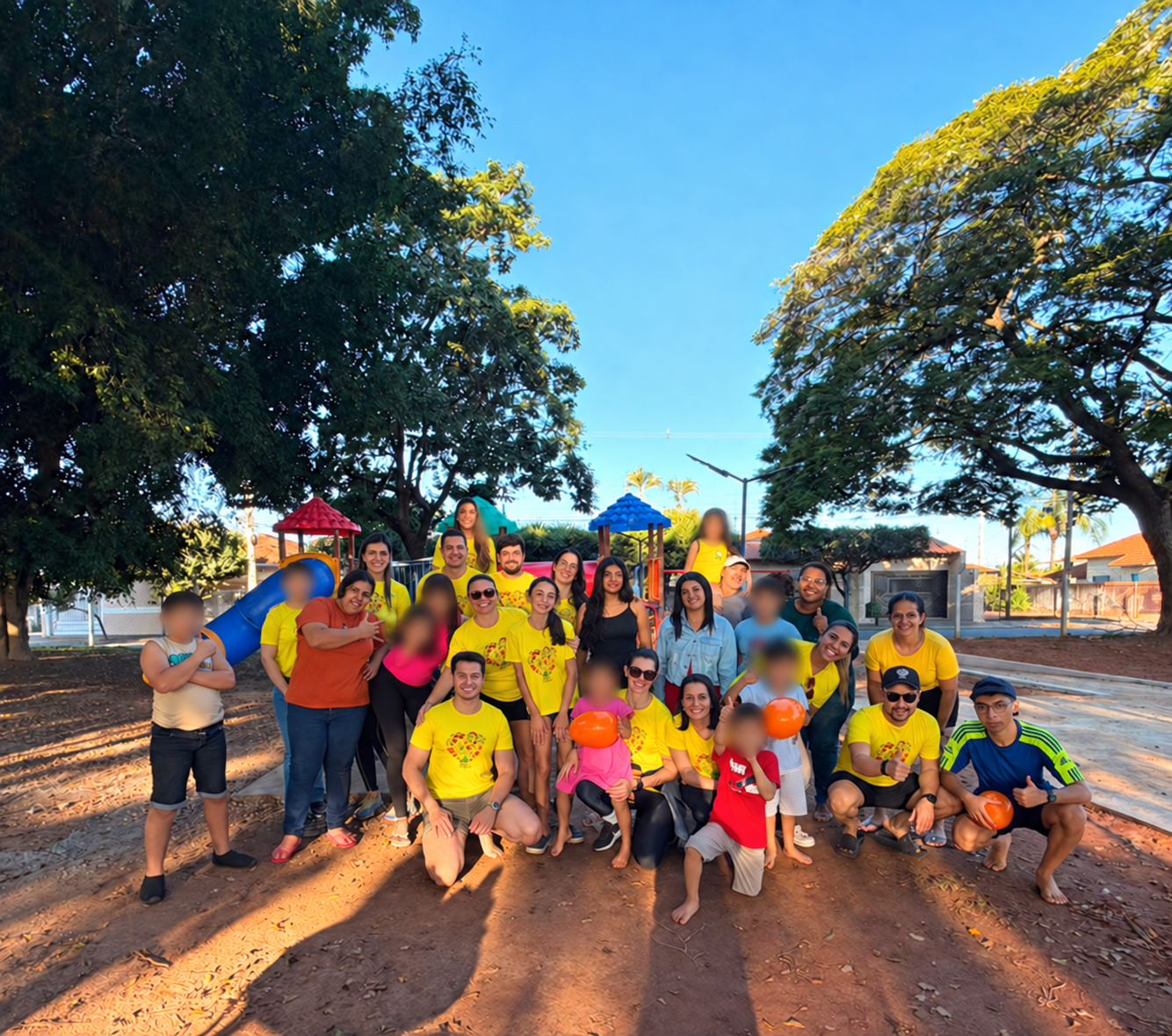 Voluntários e crianças reunidos ao ar livre
